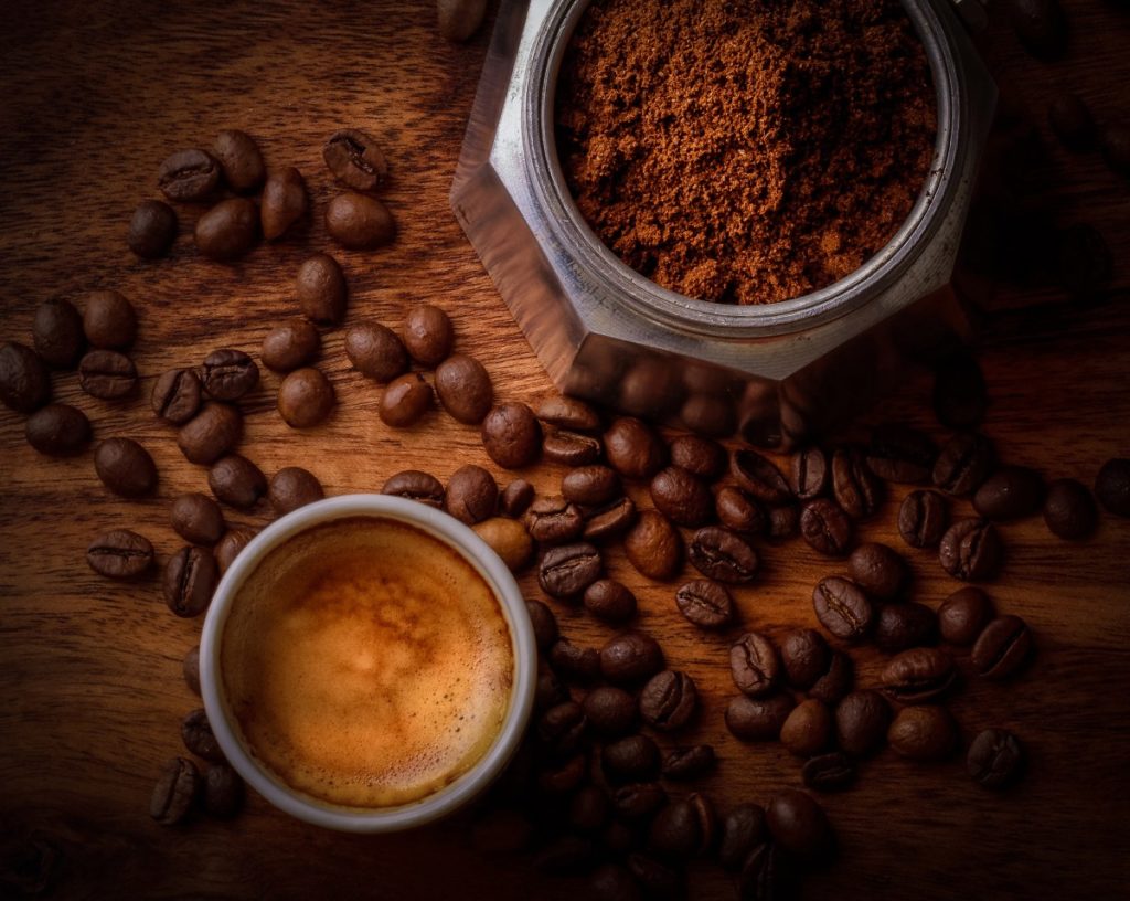 Frisch gemahlener Kaffee ist aromatischer und köstlicher im Geschmack