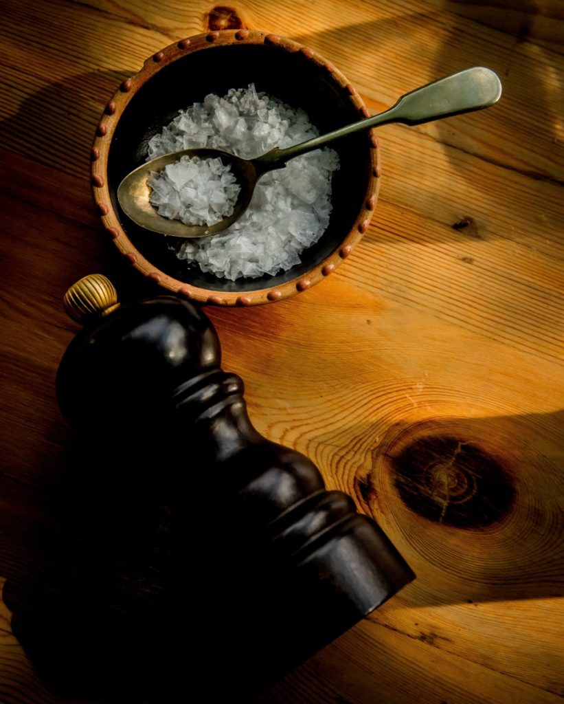 Eine Salz- und Pfeffermühle darf am Küchentisch nicht fehlen