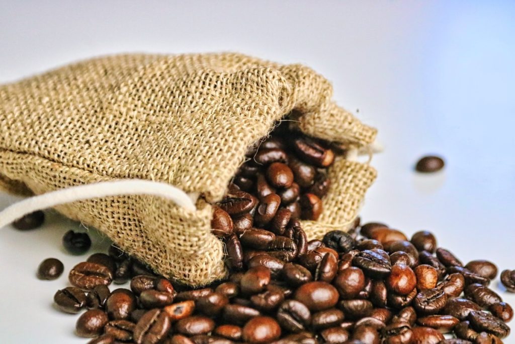 Robusta-Kaffeebohnen zeichnen sich durch einen hohen Koffeingehalt aus