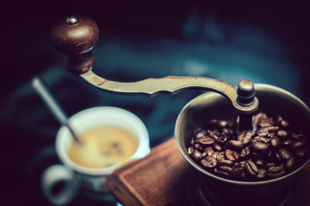 In einer Kaffeemühle werden auch entkoffeinierte Bohnen frisch gemahlen